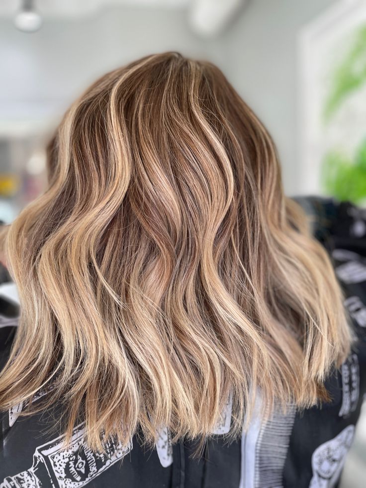 Caramel Blonde Hair Color With Highlights: Radiant Glow