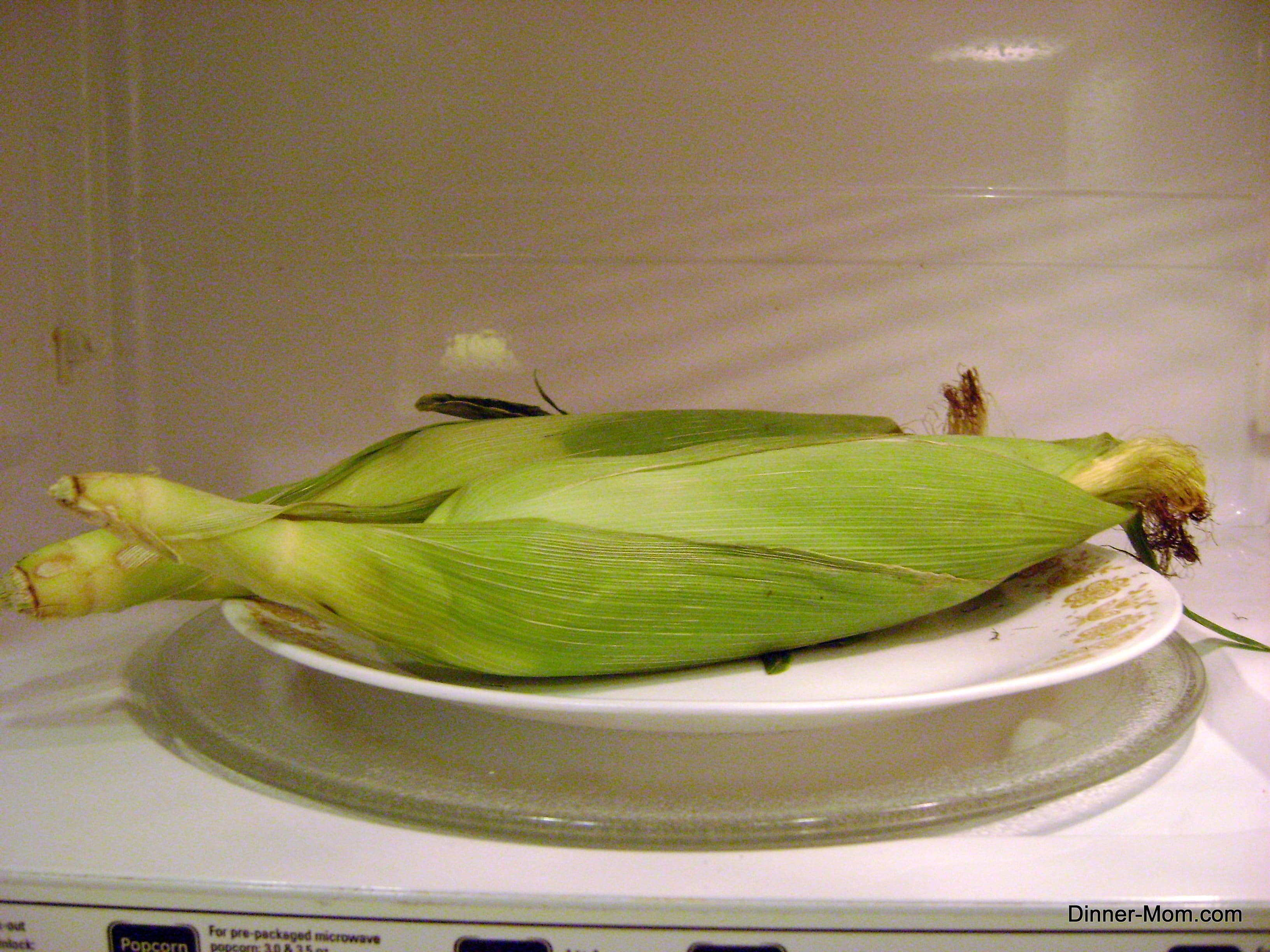 Cooking Corn On The Cob In Husk In Microwave: Quick & Juicy!