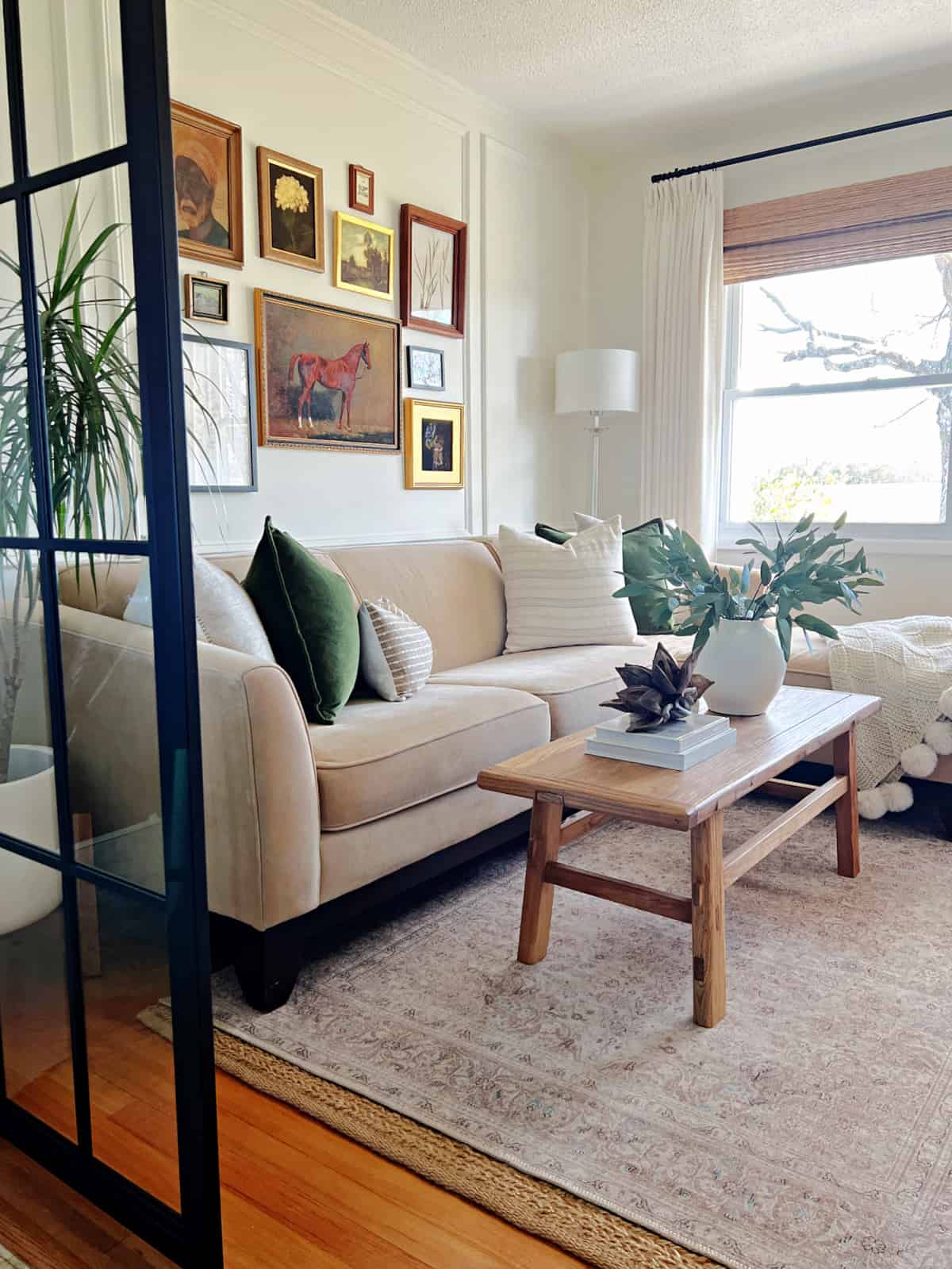 Decor Idea For Small Living Room: Maximize Style!